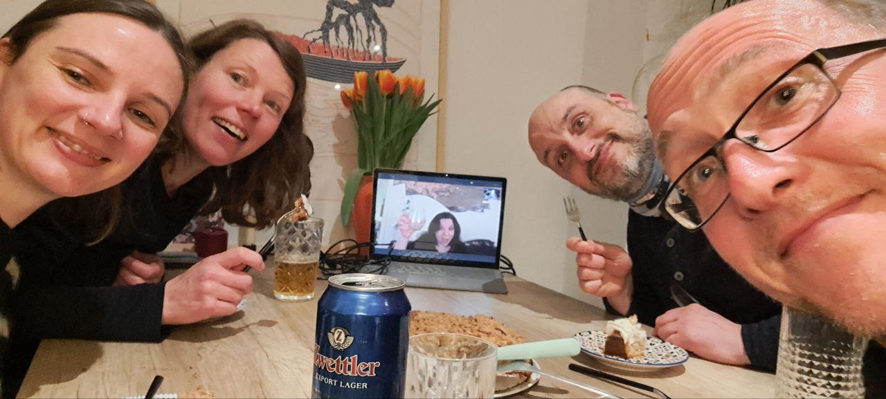 Evi, Ruth, Vichi (live aus Kopenhagen im Computer), Matthias und Florian feiern die Folge 100